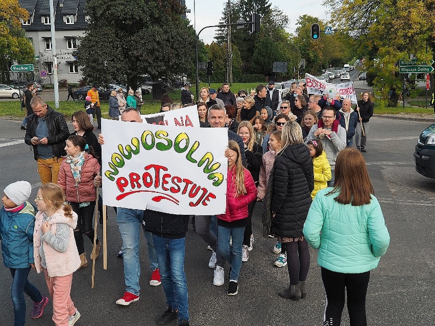 Ponad 200 mieszkańców Nowosolnej blokowało w piątek...