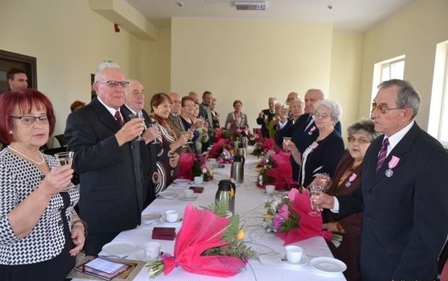 Podczas uroczystości małżonkowie przyjęli medale od burmistrza, wysłuchali życzeń i wznieśli toast.