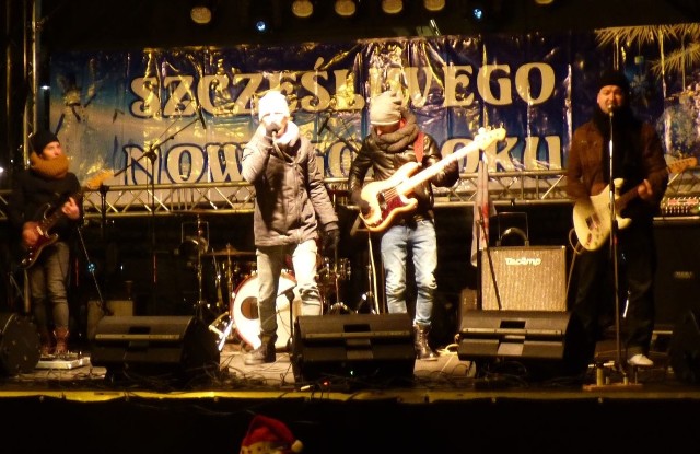 Buskiego "sylwestra pod gwiazdami" rozpoczął zespół Tacy Sami, grając na rozgrzewkę największe przeboje Lady Pank.