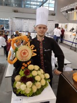 Daniel Bewko z ZSZ nr 4 wyrzeźbił smoka z owoców i warzyw. Uczeń z Opola na podium pucharu Polski w carvingu