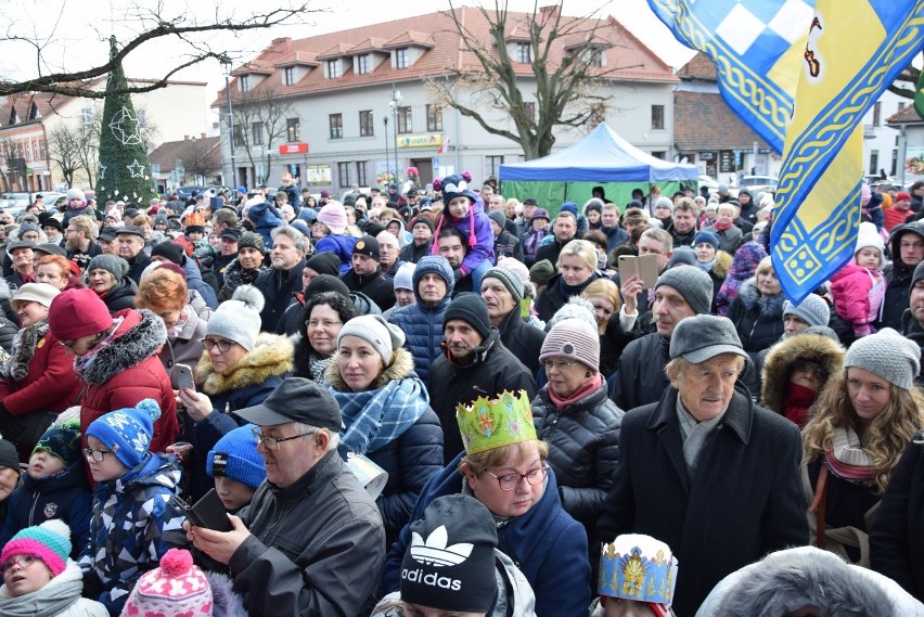 Orszak Trzech Króli 2020 Krzeszowice. Trzej Królowie wyszli z kościołów i ruszyli na Rynek, żeby wspólnie kolędować [ZDJĘCIA]