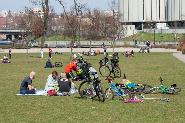 Pogoda na maj 2021. W czasie majówki aura była niestety bardzo kapryśna. Chwil ze słońcem było niewiele, więcej padało, a do pojawił się dokuczliwy wiatr. Wygląda na to, że wkrótce pogoda nam wszystko wynagrodzi. Już za kilka dni do Polski i regionu ma przyjść bardzo duże ocieplenie!Szczegóły dot. prognozy pogody przeczytasz na kolejnych stronach ---->