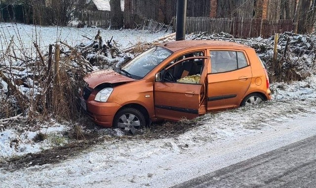 W Baranowie Sandomierskim samochód osobowy wpadł do rowu. Kierowca został ranny