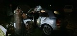 Groźny wypadek w Węgorzewie. Samochód uderzył w w słup energetyczny. Jedna osoba trafiła do szpitala