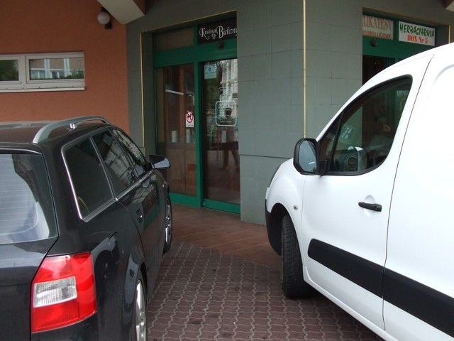 Samochody zaparkowane tuż przy wejściu głównym Mariny denerwują jej pieszych klientów. 