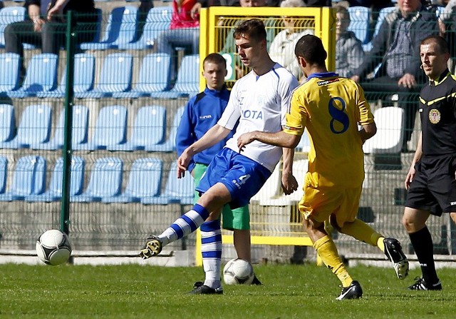 Piotr Kieruzel (z lewej) w Warcie Poznań spędził rundę wiosenną sezonu 2010/2011.