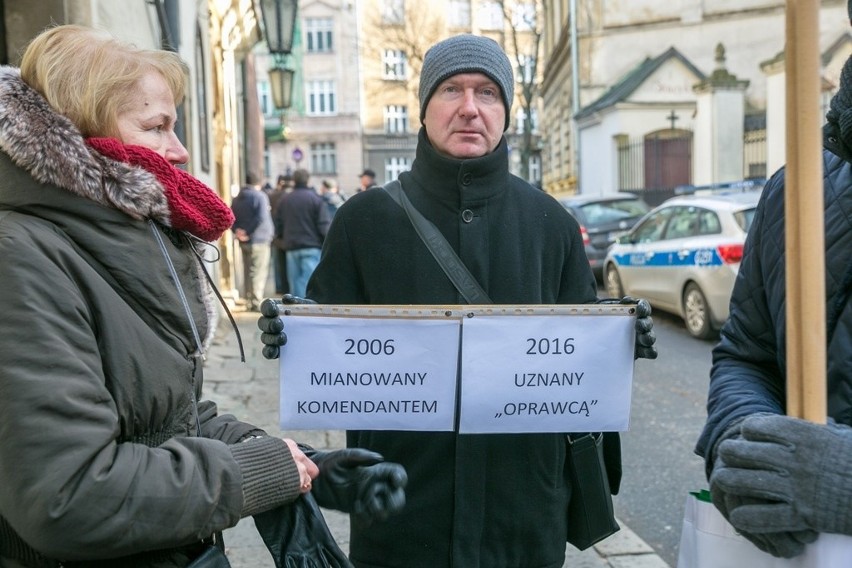 Manifestacja środowisk mundurowych w Krakowie [ZDJĘCIA, WIDEO]