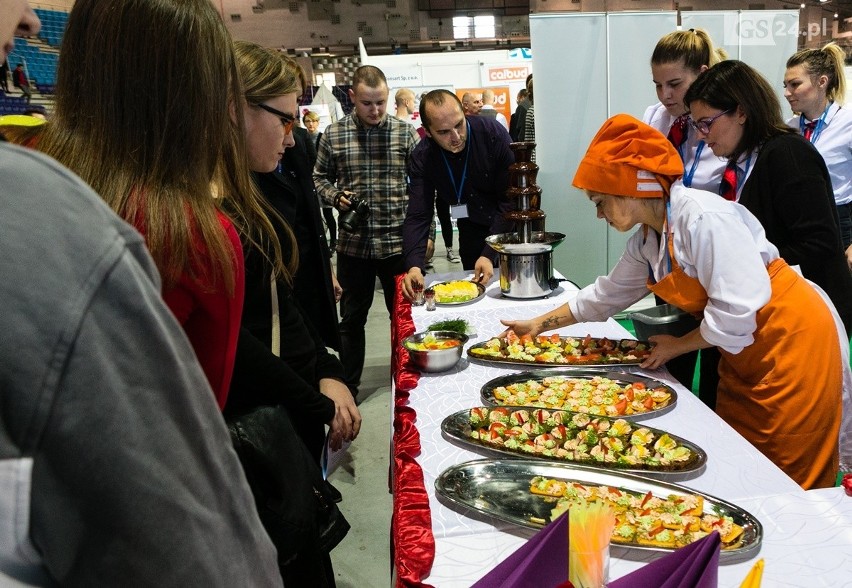 Targi szkolne w Szczecinie: Fryzjerzy, cukiernicy, kucharze... uczniowie pokazują umiejętności
