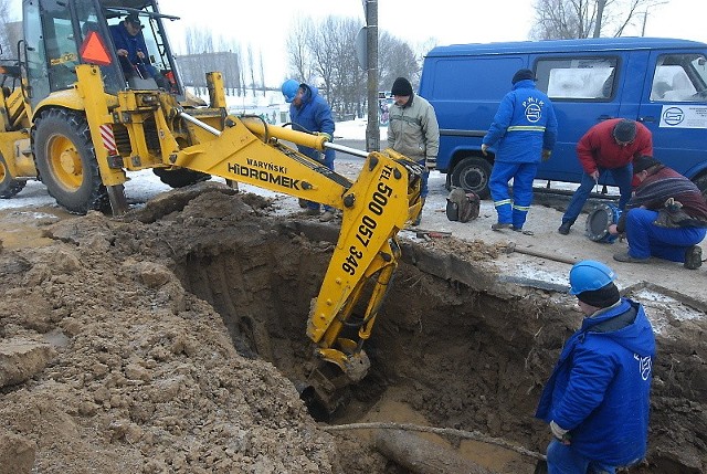 Dziś od rana fachowcy z wodociągów naprawiali pękniętą rurę w okolicy skrzyżowania ulic Wróblewskiego i Wyszyńskiego. To przez tę awarię były problemy z wodą na osiedlu Górczyn.