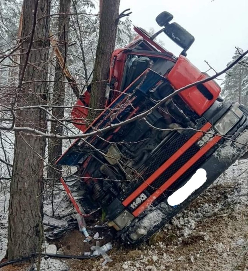 Pierwszy śnieg i są skutki. Wypadek w gminie Baranowo. Auto wypadło z drogi. 27.11.2021. Zdjęcia