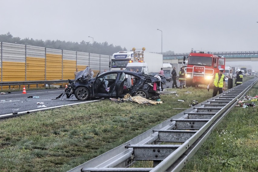 Dwoje dzieci zginęło w wypadku na autostradzie A2 pod...