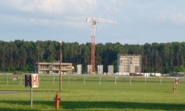 Bardzo sprawnie przebiega budowa wieży kontroli lotów i budynku lotniskowej straży pożarnej w południowej części lotniska.