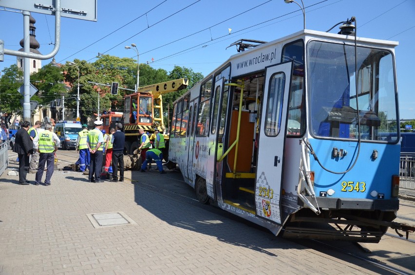 Wykolejenie tramwaju na pl. Wróblewskiego. Tramwaje jeździły objazdami (FILM, ZDJĘCIA)