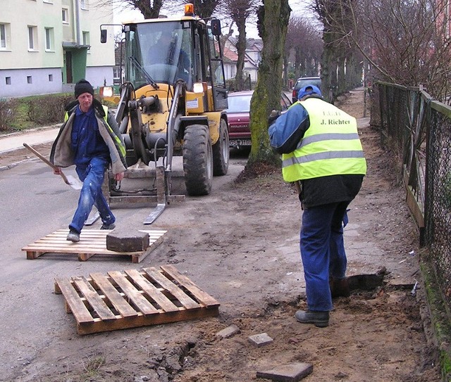 Chodnikowe prace przy ulicy Miłej. 