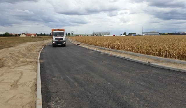 Zakończyła się budowa drogi do strefy ekonomicznej w gminie KrapkowiceInwestycja kosztowała 1,2 mln złotych. W połowie została sfinansowana z Narodowego Programu Przebudowy Dróg Lokalnych.