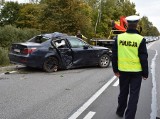 Śmiertelny wypadek w Szpęgawsku 4.10.2018. Na drodze krajowej nr 22 samochód uderzył w drzewo. Zginął 27-letni pasażer bmw [zdjęcia, wideo]