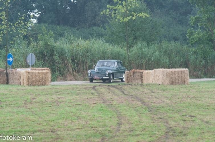 Widowiskowe próby sportowe samochodów zabytkowych na Moto...