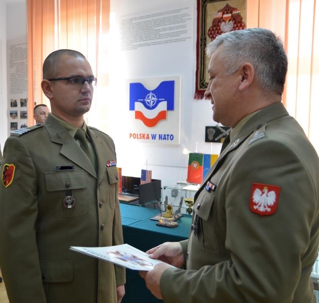 Dowódca Batalionu podpułkownik Grzegorz Grobel wręczył dyplomy uznania wyróżniającym się żołnierzom