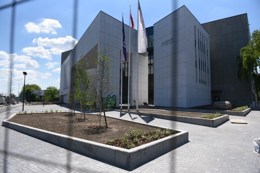 Ostatnie szlify - nowy gmach Sądu Rejonowego w Toruniu jest...