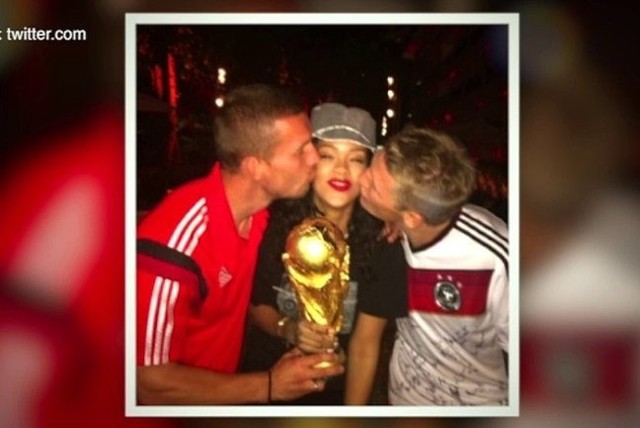 Rihanna z piłkarzami Niemiec (fot. Agencja TVN/x-news)