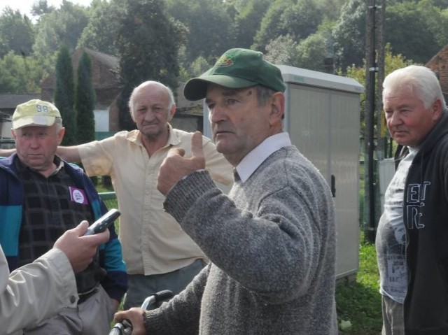 Mieszkańcy Nietkowa są oburzeni, że gmina narzuciła im równą stawkę 1.300 zł. Według burmistrza Piotra Iwanusa, wszystko zostało ustalone. Nazywa to porozumieniem społecznym. Ale żadnego dokumentu nie ma.