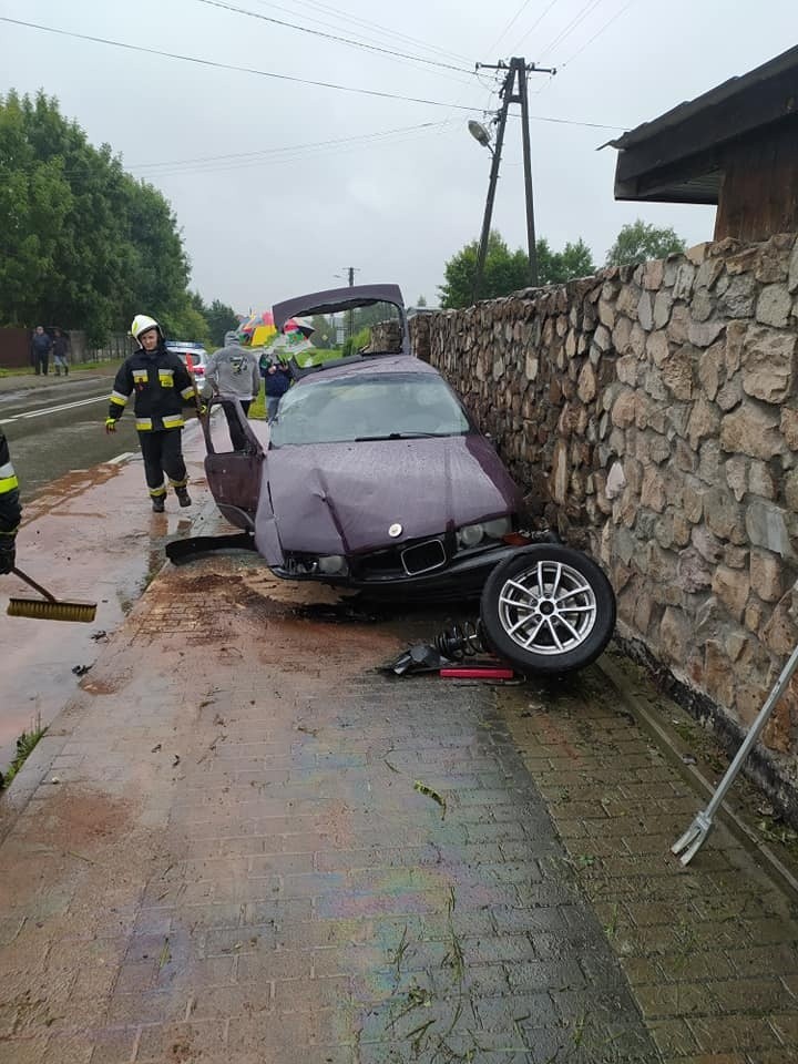 Wypadek w Zagaciu w gminie Czernichów. Dachował samochód...