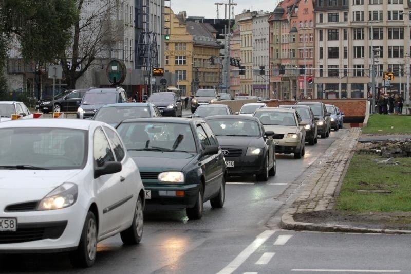 Plac Dominikański po awarii wodociągowej już całkowicie przejezdny (ZDJĘCIA)