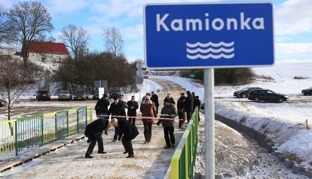 Może ma tylko 12 metrów długości i cztery metry szerokości, ale łączy gminy, powiaty, województwa, a dawniej nawet był granicą kraju. Dawno temu był to most drewniany, od trzydziestu lat był już stabilniejszy, ale z biegiem lat dotknął go ząb czasu i w ostatnim czasie przejazd był albo niemożliwy, albo bardzo ryzykowny. Po raz kolejny odbudowę zainicjował w 2013 roku burmistrz Kamienia Wojciech Głomski. Dostał poparcie w starostwie i dalej już poszło z górki. Łącznie most kosztował 232 tys. zł.