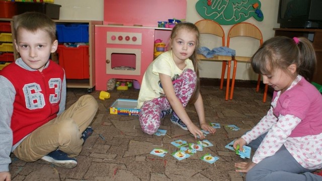 Dzieci w Gutowcu uczą się w łączonych klasach. W tym roku szkolnym jest tam tylko ośmioro dzieci. Są też dwie nauczycielki