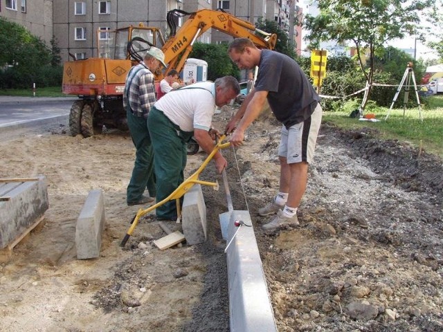 Wczoraj Ryszard Wójcik, Bartosz Gruboń i Rudolf Pach z firmy z Brzezia układali krawężniki ograniczające przyszłe miejsca postojowe. Przybędzie ich na ul. Batalionu "Zośka&#8221; piętnaście. Może wreszcie karetki pogotowia, straż pożarna i inne pojazdy uprzywilejowane nie będą musiały omijać tłoku chodnikami lub szukać dojazdu z innej strony osiedla.