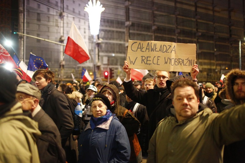 Strajk obywatelski w Warszawie, czyli marsz KOD 13 grudnia. Była też manifestacja PiS [ZDJĘCIA]