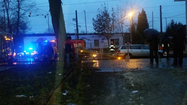 Wypadek samochodu i tramwaju w Katowicach Szopienicach