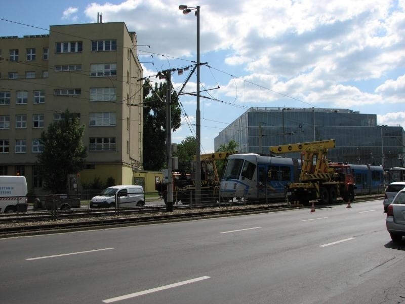 Wrocław: Wykolejenie tramwaju 33 Plus. Pojazd wypadł z szyn na placu Społecznym (ZDJĘCIA)