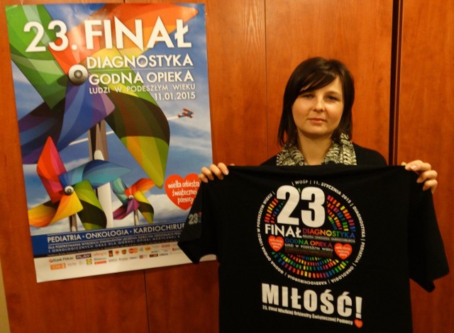 Koszulkę na tegoroczny Finał pokazuje Anna Molenda z Domu Kultury w Pionkach. Organizatorzy liczą, że sporo uda się zebrać dzięki licytacji gadżetów.