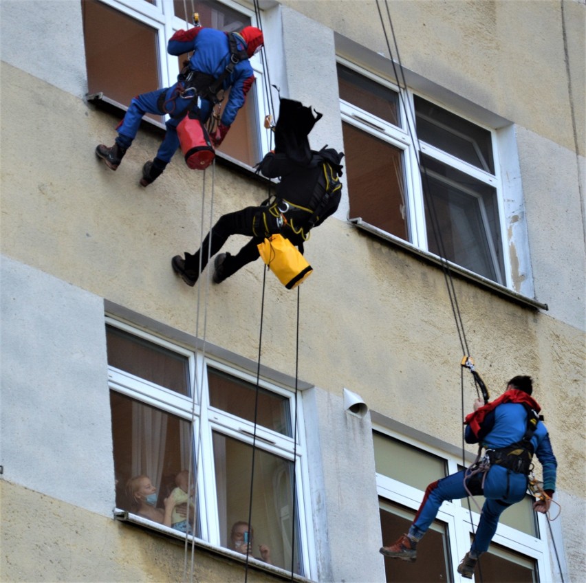 Opole. Mikołaj odwiedził najmłodszych pacjentów Uniwersyteckiego Szpitala Klinicznego w Opolu