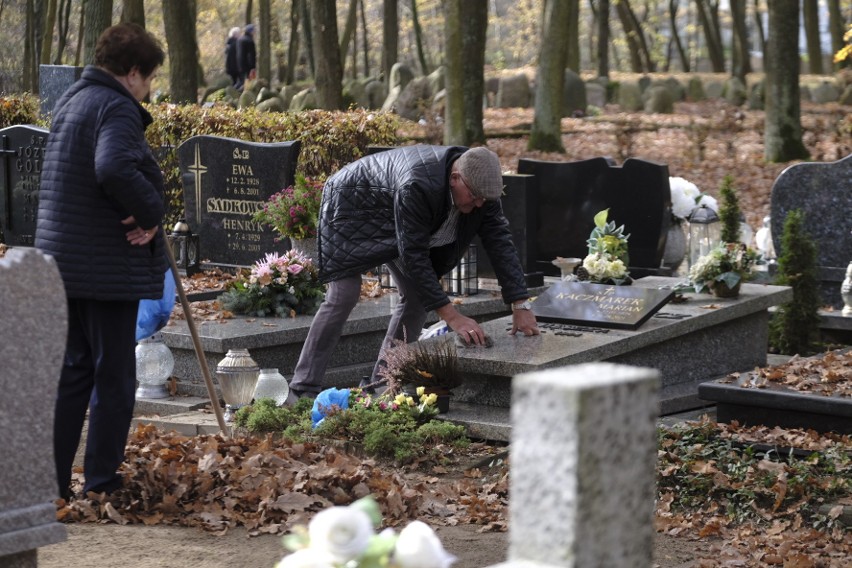 Ruch na poznańskich cmentarzach robi się coraz większy. W...