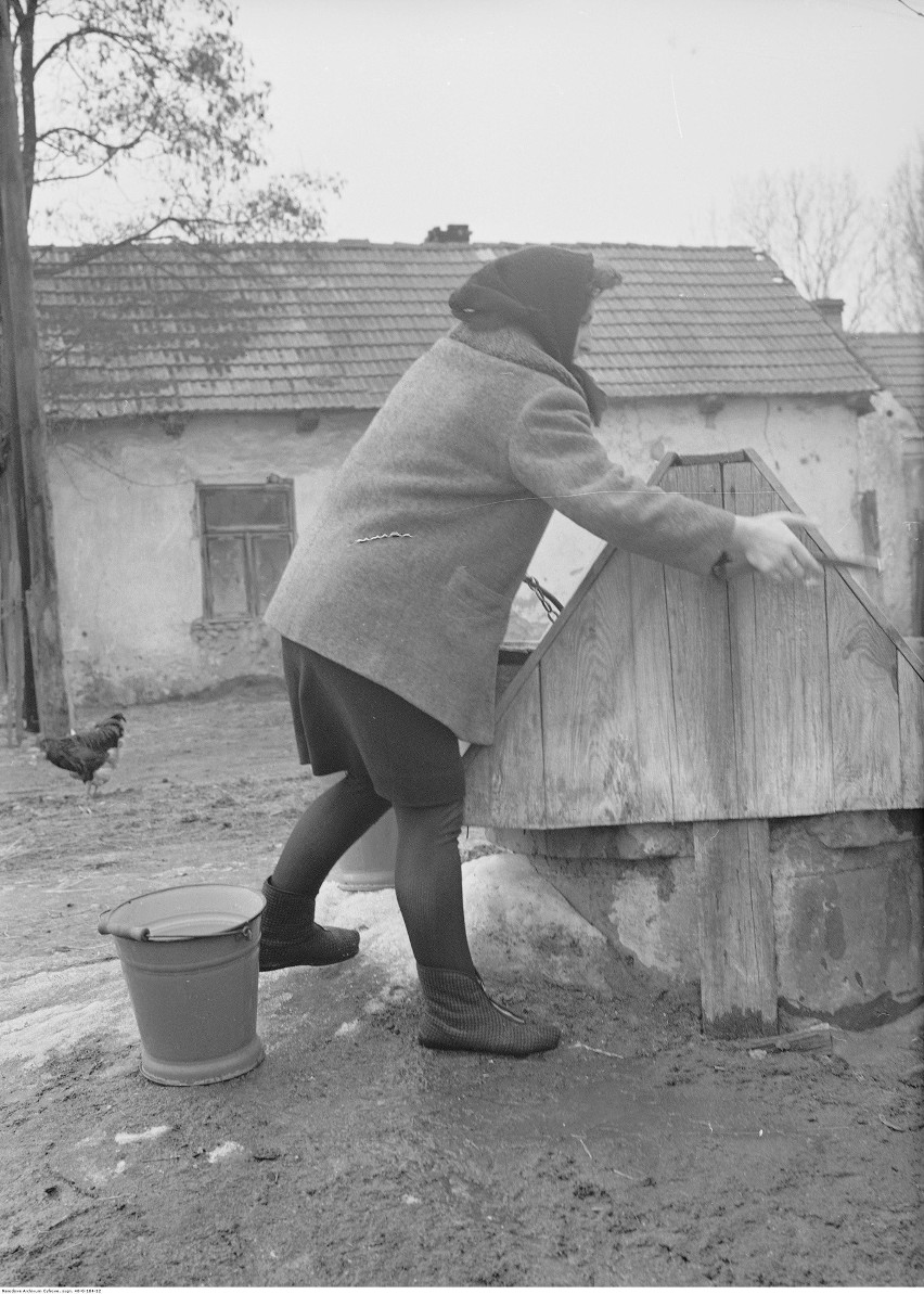 1969 r. Studnia była obsługiwana ręcznie, zanim pojawiły się...