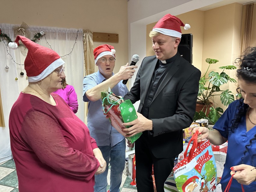 243 pensjonariuszy DPS w Foluszu otrzymało świąteczne prezenty od słuchaczy Radia VIA [ZDJĘCIA, WIDEO]