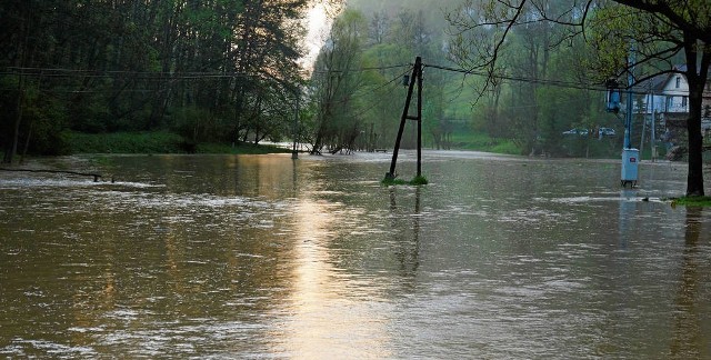 W niedzielę późnym popołudniem w Grodzisku (przysiółek Skały) woda zalała drogi, pola, łąki