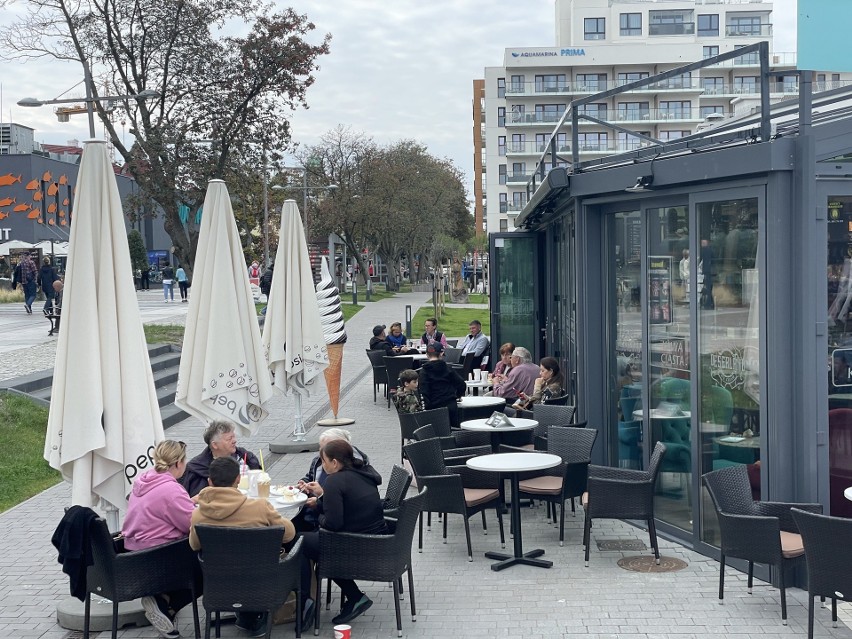 Międzyzdroje bez słońca, ale turyści są! Odpoczywają na plaży i promenadzie [ZDJĘCIA]