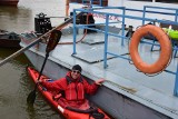 Ekolog i podróżnik Dominik Dobrowolski płynąc Wisłą kajakiem zatrzymał się na chwilę w Sandomierzu. Zachęcał do sprzątania naszej Ziemi