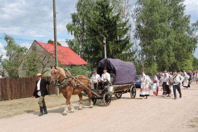 Tak bieżeństwo wyobraził sobie Doroteusz Fionik (prowadzi konia) podczas inscenizacji zorganizowanej ( 23 sierpnia) w stulecie bitwy o Bielsk Podlaski