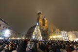 Kraków. Na Rynku Głównym już święta. Energooszczędna choinka rozbłysła tysiącem świateł. Ma pobierać mniej prądu od czajnika