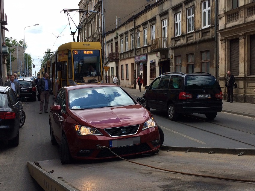 Wypadek na Pomorskiej. Samochód po zderzeniu zablokował torowisko [ZDJĘCIA]