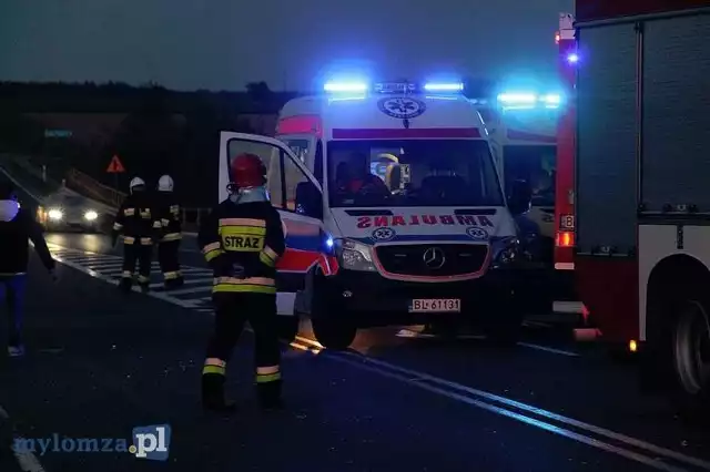 Do tragicznego wypadku doszło przed godziną 20.00 w Miastkowie w powiecie łomżyńskim. Zdjęcia z wypadku otrzymaliśmy dzięki uprzejmości portalu mylomza.pl