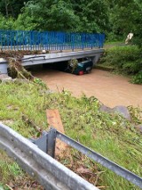 Nawałnice nad Małopolską. Pod Krakowem auto porwane przez wodę, wylądowało pod mostem [30.06.]