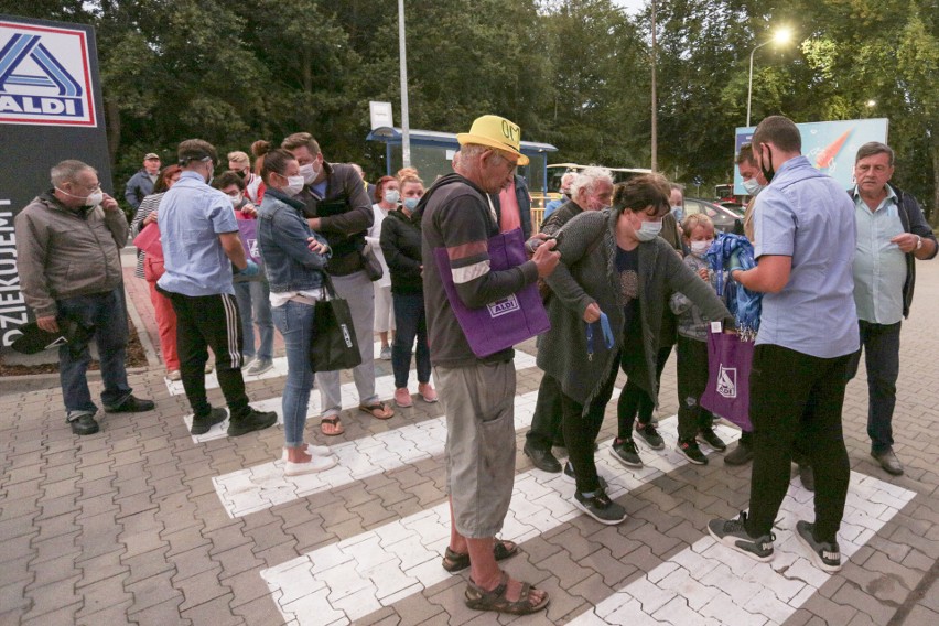 Drzwi nowego marketu Aldi w Ustce zostały otwarte dziś (26...