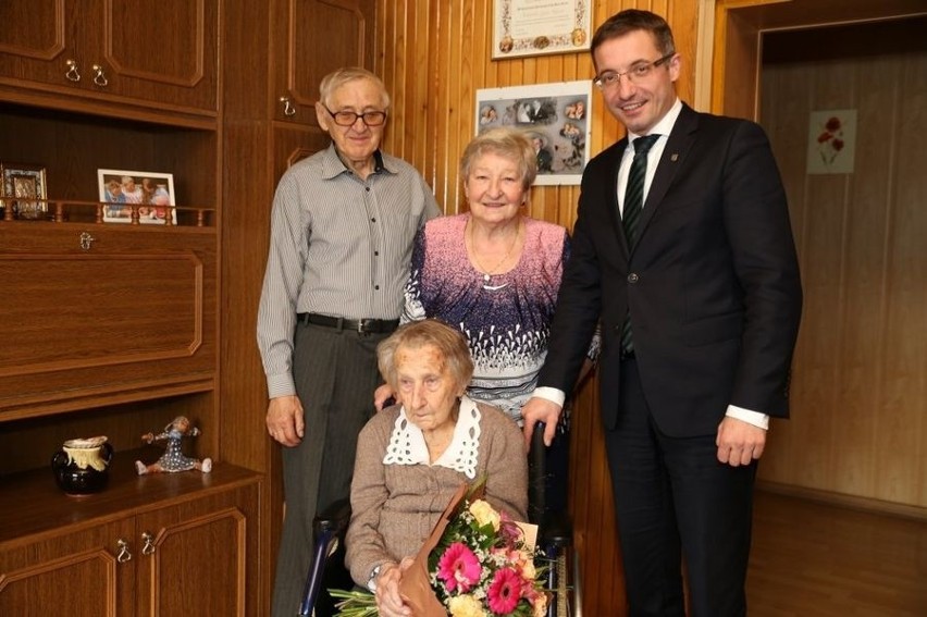 Dziś 105 lata kończy pani Jadwiga Zdrzałek z dzielnicy...