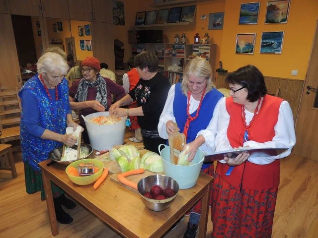 Wspólnie pracują od lewej: Zofia Kawaler, Helena Ciężadlik, Zofia Kotula, Grażyna Kowal, Stanisława Szczepaniak