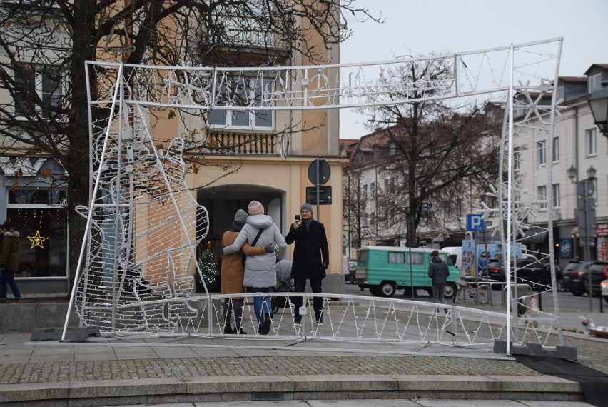 Jarmark bożonarodzeniowy w Białymstoku 2019: Jest karuzela wenecka, ramka do zdjęć i mały bufet. Co można kupić na stoiskach? (ZDJĘCIA)